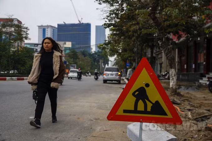 Nhiều người đi bộ phải lựa chọn di chuyển dưới lòng đường, khi toàn bộ vỉa hè đã bị xới lên lát đá.