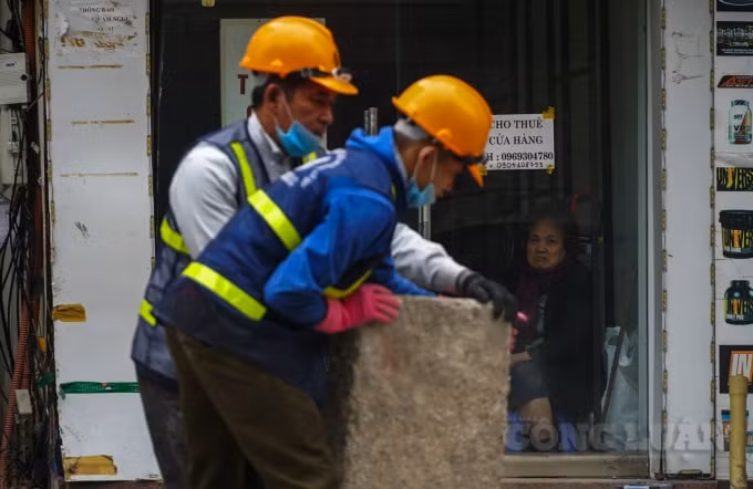 Nhiều hộ kinh doanh ngán ngẩm với việc vỉa hè trước cửa hàng buôn bán bị xới tung.