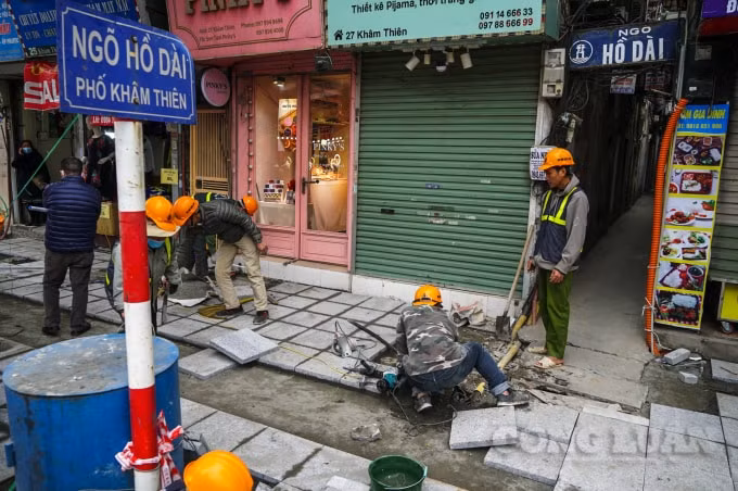 Ghi nhận của PV, tại con phố Khâm Thiên (quận Đống Đa, Hà Nội), những ngày này đang bị đào xới, chỉnh trang, lát đá vỉa hè trong khi đây là thời điểm cận kề Tết Nguyên đán cổ truyền.