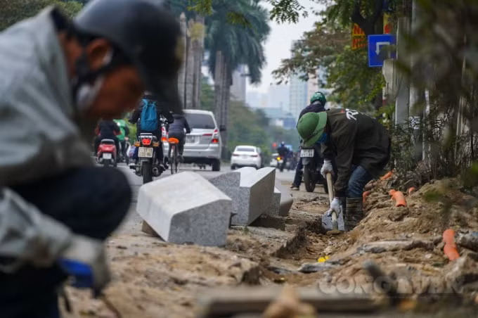 Cả một đoạn dài phố Khâm Thiên đã được lột bỏ vỉa hè cũ bằng gạch block tự chèn, chuẩn bị mặt bằng để lát đá.