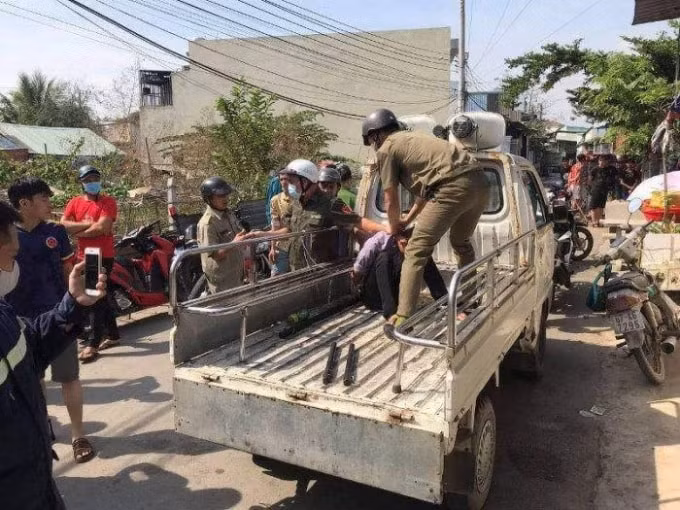 Nam thanh niên bị khống chế.