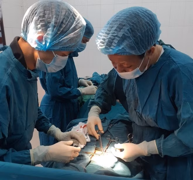 Được biết, đây là&nbsp;lần đầu tiên đơn vị đã cử một ê kíp mổ ra đảo Cồn Cỏ (Quảng Trị) thực hiện&nbsp;phẫu thuật&nbsp;cắt bỏ ruột thừa. (Ảnh: Thanhnien)