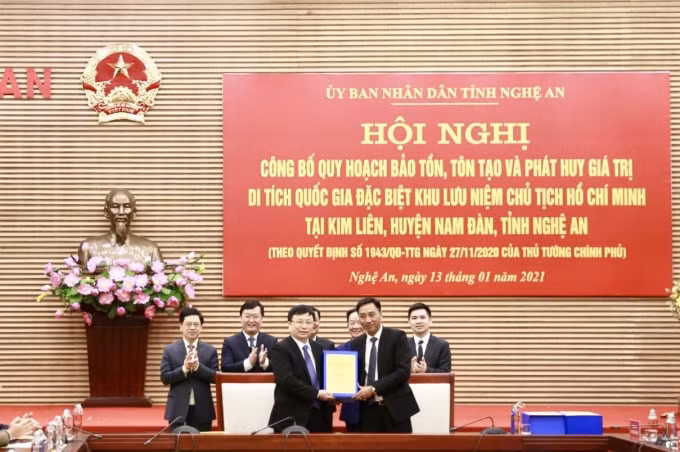Ông Nguyễn Anh Tuấn - Phó TGĐ Tập đoàn T&T Group (bên phải) bàn giao hồ sơ quy hoạch cho ông Bùi Đình Long, Phó Chủ tịch UBND tỉnh Nghệ An.