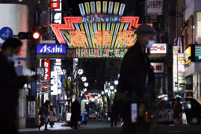 Một góc phố thuộc quận Dotonbori ở Osaka hôm thứ Ba - Ảnh: KYODO