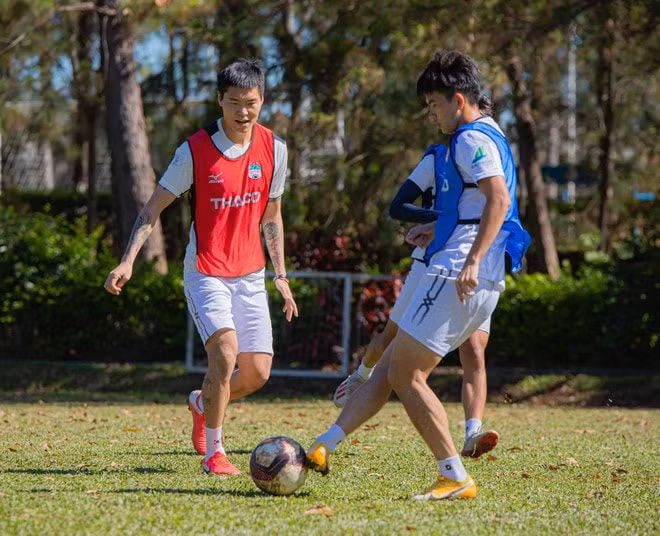 Kim Dong-su (trái) bước vào tập luyện chuẩn bị cho V.League 2021. Ảnh: internet