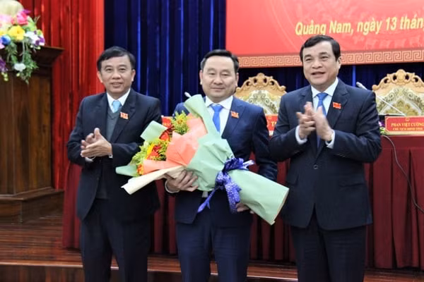 Ông Phan Việt Cường, Bí thư Tỉnh ủy, Chủ tịch HĐND tỉnh Quảng Nam (phải) tặng hoa chúc mừng ông Nguyễn Công Thanh (giữa)
