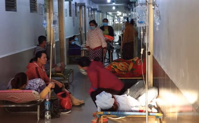 Các công nhân có triệu chứng ngộ độc được cấp cứu.
