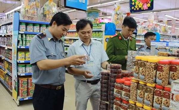 Cơ quan chức năng kiểm tra hàng hóa.