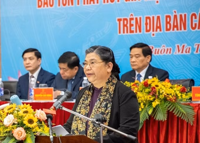 Phó Chủ tịch Thường trực Quốc hội Tòng Thị Phóng phát biểu tại Hội thảo.