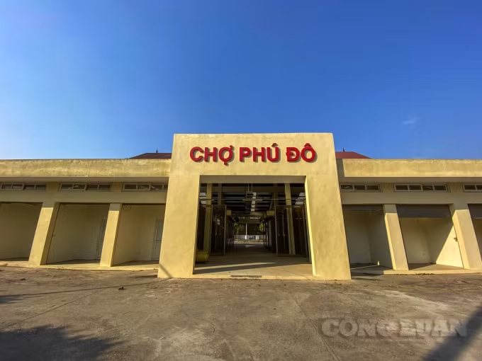 Dự án này được khởi công xây dựng từ cuối năm 2016, sau 10 tháng, dự án cơ bản hoàn thành. Từ cuối năm 2017 đến nay, chợ dân sinh Phú Đô vẫn chưa được bàn giao mà để hoang hóa, nhiều hạng mục của dự án đã bắt đầu xuống cấp, hư hỏng.