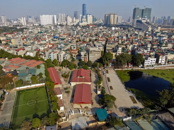 Nhiều người chia sẻ, họ rất muốn vào chợ mới để kinh doanh vì sạch sẽ, thuận tiện, chợ tạm lại rất lụp xụp, nhiều khi phải buôn bán tràn xuống cả lòng đường nhưng không được chính quyền sở tại cho phép. Tiểu thương cho biết buôn bán ở chợ tạm ế ẩm, nếu không được vào chợ mới, họ sẽ tiếp tục có ý kiến.