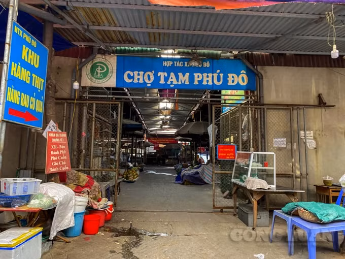Khu chợ tạm nằm sâu trong ngõ, nơi các tiểu thương vẫn phải hoạt động kinh doanh buôn bán hằng ngày, mặc dù đã có chợ mới.