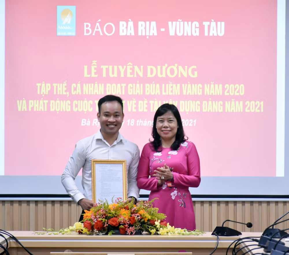 Bà Đỗ Nguyễn Hoàng Dung, Quyền Tổng Biên tập Báo Bà Rịa-Vũng Tàu tặng Giấy khen cho phóng viên Đoàn Minh Nhân, tác giả đoạt giải Khuyến Khích giải Búa liềm vàng năm 2020. Ảnh: An Nhiên