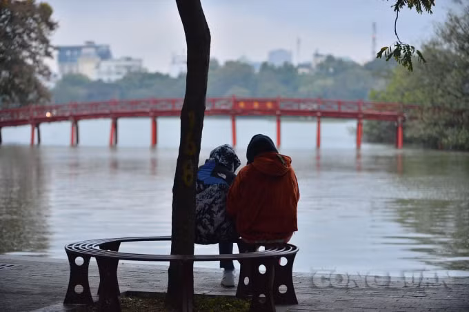 Thủ đô Hà Nội nhiều mây, có mưa vài nơi, sáng sớm có sương mù, chiều giảm mây hửng nắng. Gió nhẹ. Trời rét. (Ảnh: Quang Hùng)