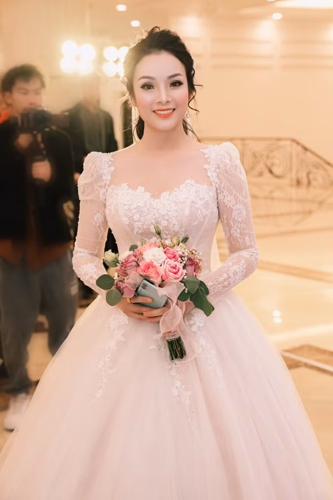 Ca sĩ Tân Nhàn lên xe hoa lần hai.
