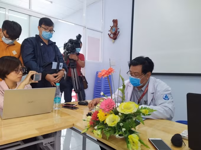 Bác sĩ Đinh Tấn Phương kể lại trường hợp bệnh nhi 3 tuổi từ quận Tân Phú tử vong bất thường. Ảnh: nld.vn