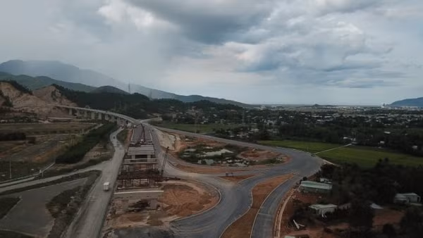Đoạn Hòa Liên - Túy Loan chỉ dài dài 11,5 km nhưng thi công rất khó khăn do vướng giải phóng mặt bằng