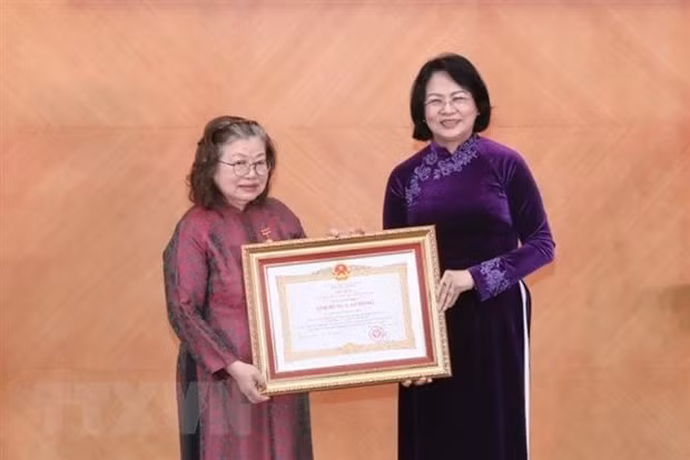 Thừa ủy quyền của Chủ tịch nước, Phó Chủ tịch nước Đặng Thị Ngọc Thịnh trao danh hiệu Anh hùng Lao động thời kỳ đổi mới cho Thầy thuốc Nhân dân, Giáo sư, Tiến sỹ Huỳnh Thị Phương Liên. Ảnh: TTXVN)