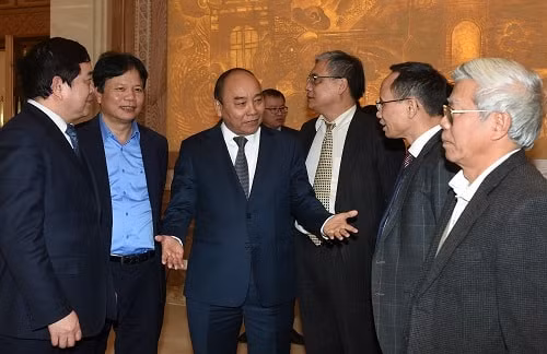 Thủ tướng trao đổi với các đại biểu bên lề cuộc họp.