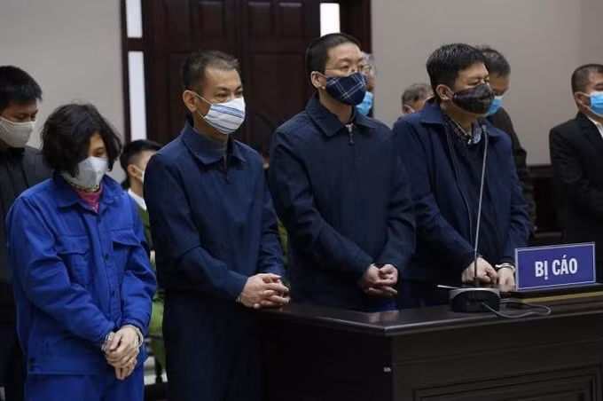 Các bị cáo tại phiên xét xử.