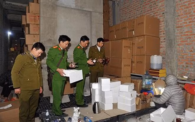 Lực lượng chức năng phát hiện điểm sản xuất rượu mang tem nhãn nước ngoài.