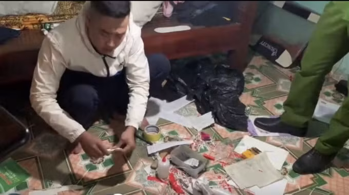Lực lượng Cảnh sát kinh tế đang kiểm tra xưởng sản xuất pháo nổ của Lê Hữu Thiện tại xã Thọ Vực, huyện Triệu Sơn