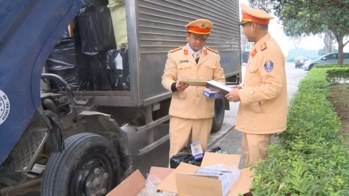 Cảnh sát giao thông đang kiểm tra số thuốc lá thu được