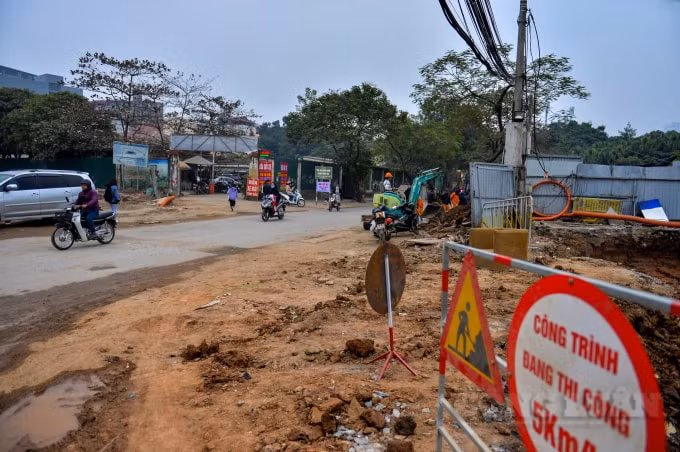 Mọi hoạt động công trường, diễn ra ở ngay gần đoạn giao cắt của dự án với phố Chùa Láng, ở đây ngổn ngang vật liệu xây dựng và máy móc, bụi bẩn.