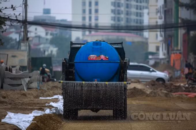 Theo ghi nhận của PV, đoạn công trường đang thi công giao cắt qua phố Chùa Láng ngổn ngang vật liệu, máy móc thi công.