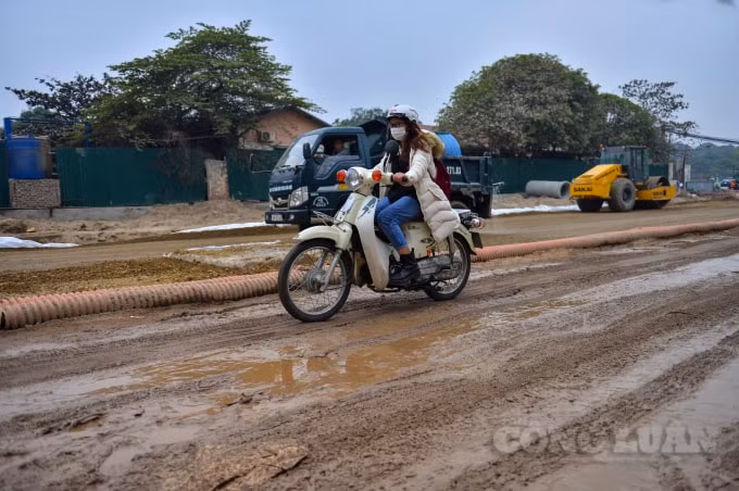 Người dân di chuyển khó khăn trong cung đường đang xây dựng. Đoạn đường này vừa thi công vừa cho phép các phương tiện ô tô cá nhân, xe máy, xe thô sơ di chuyển qua để phục vụ nhu cầu đi lại của người dân.
