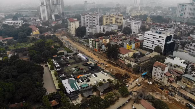 Được biết, điểm đầu dự án thuộc phố Pháo Đài Láng, giao với đường Nguyễn Chí Thanh với hàng chục hộ dân chưa được giải phóng mặt bằng. Điểm cuối của dự án nối với nút giao Voi Phục trên đường Kim Mã dài khoảng 300 m, cũng chưa được giải phóng mặt bằng.