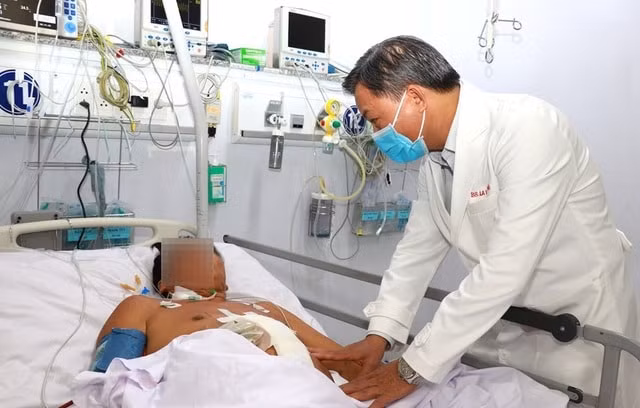 Bác sĩ thăm khám cho bệnh nhân sau khi mổ. Ảnh: dantri.com.vn
