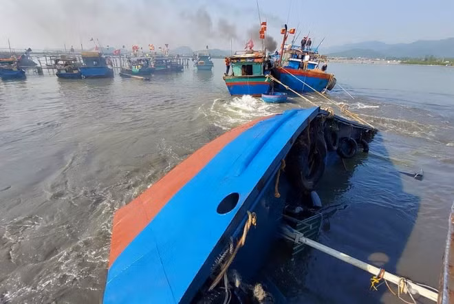 Lực lượng chức năng đang trục vớt tàu gặp nạn. Ảnh: Zingnews.vn