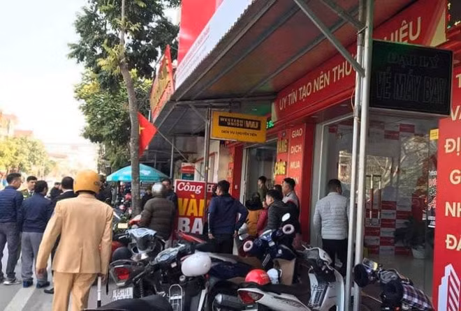 Lực lượng chức năng có mặt tại hiện trường vụ cướp. Ảnh: 24h.com.vn