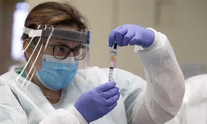 Nhân viên y tế chuẩn bị tiêm liều vaccine tại New York hôm 10/1. Ảnh: AFP.