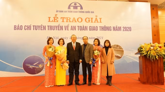 Đồng chí Trương Hòa Bình - Ủy viên Bộ Chính trị, Phó Thủ tướng Thường trực Chính phủ chúc mừng tập thể báo Tuổi trẻ Thủ đô và các tác giả đoạt giải. Ảnh: P.V