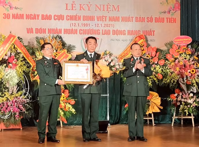 Thượng tướng Nguyễn Văn Được, Chủ tịch Hội Cựu chiến binh Việt Nam thừa ủy quyền của Chủ tịch nước trao Huân chương Lao động hạng Nhất cho Báo Cựu chiến binh Việt Nam.