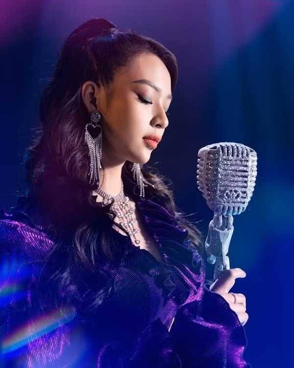 Phí Phương Anh vừa tung MV mới gây không ít chỉ trích về vũ đạo và ca từ lẫn giọng hát.