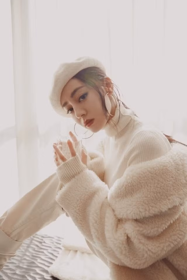 Địch Lệ Nhiệt Ba qua mặt đàn chị Dương Mịch và Triệu Lệ Dĩnh giành ngôi vị sao nữ có tầm ảnh hưởng nhất mạng xã hội Trung Quốc năm 2020.