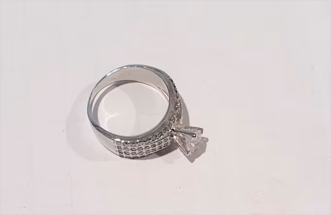Chiếc nhẫn kim cương bị đánh rơi