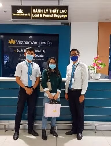 Nữ hành khách may mắn nhận lại chiếc nhẫn đắt tiền bị đánh rơi