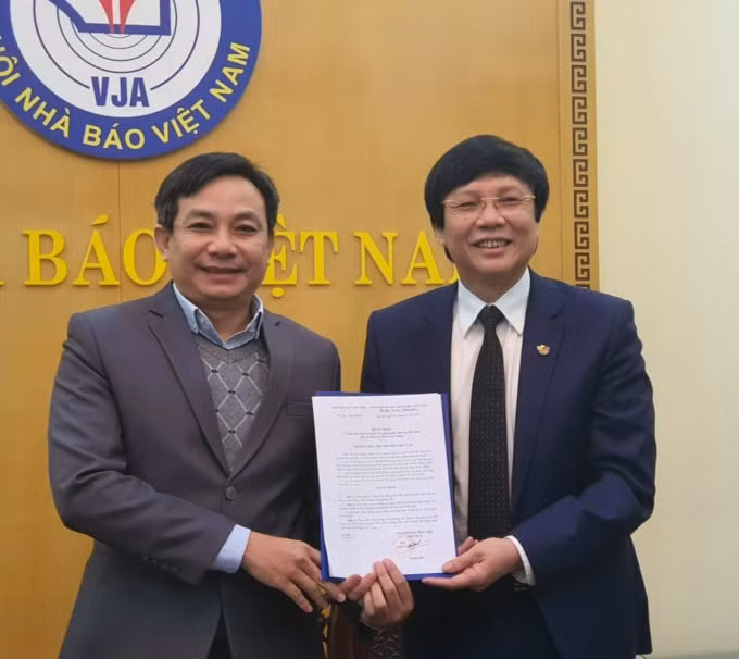 Phó Chủ tịch Thường trực Hội Nhà báo Việt Nam Hồ Quang Lợi trao quyết định cho ông Phan Toàn Thắng, chiều ngày 12/1/2021 tại trụ sở Hội Nhà báo Việt Nam