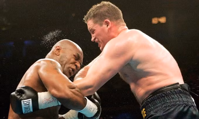 McBride (phải) trong trận đấu với Mike Tyson năm 2005. Ảnh: internet