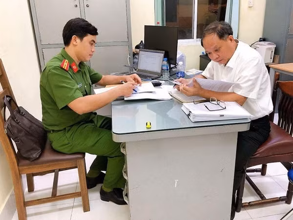 Ông Tất Thành Cang (phải) tại cơ quan điều tra
