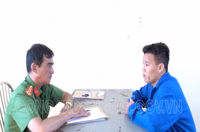 Lấy lời khai bị can Phạm Ngọc Tân