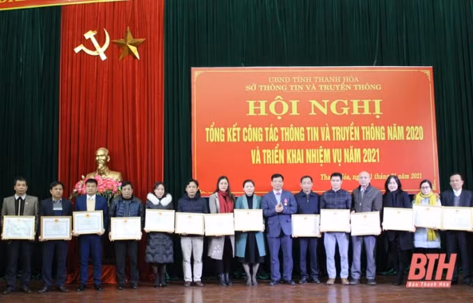 Giám đốc Sở TT&TT tặng Giấy khen cho các tập thể có thành tích xuất sắc trong thực hiện nhiệm vụ Ngành TT&TT năm 2020. Ảnh: BTH