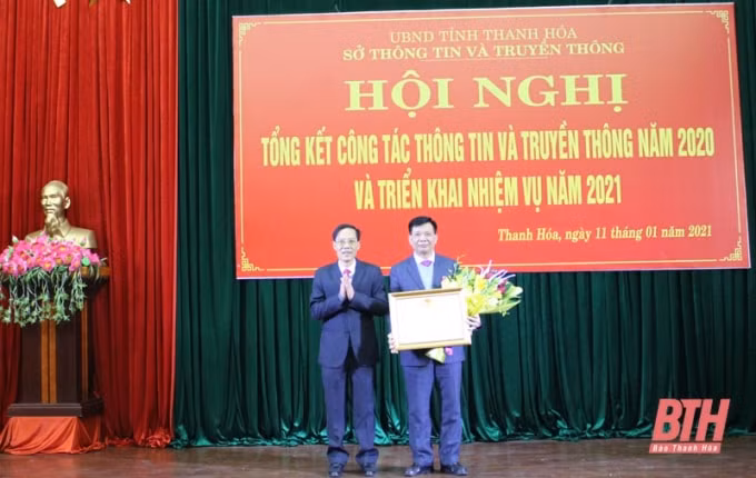 Thừa ủy quyền của Chủ tịch nước, Phó Chủ tịch UBND tỉnh Đầu Thanh Tùng trao Huân chương Lao động hạng Ba cho đồng chí Đỗ Hữu Quyết, Giám đốc Sở TT&TT. Ảnh: BTH