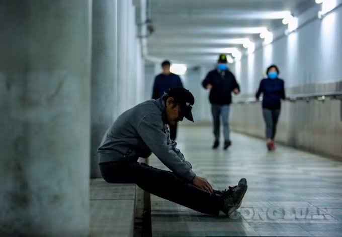 Theo nhiều người đã tập thường xuyên ở trong hầm đi bộ cho biết, kể từ khi không khí lạnh tăng cường, mọi người đã xuống hầm đi bộ để duy trì việc tập thể dục tăng cường sức khoẻ đông hơn bình thường.
