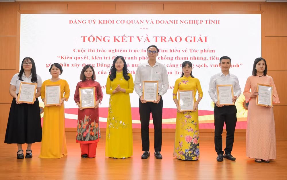 ninh binh trao giai cuoc thi trac nghiem truc tuyen tim hieu ve tac pham cua tong bi thu nguyen phu trong hinh 1