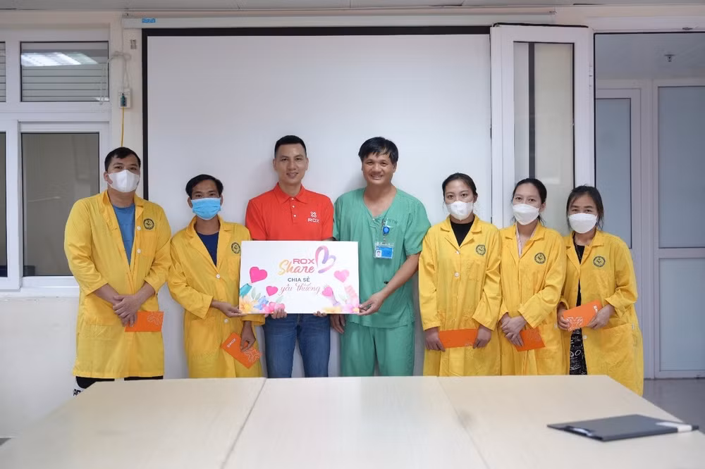 rox group chia se yeu thuong voi benh nhan co hoan canh kho khan hinh 1